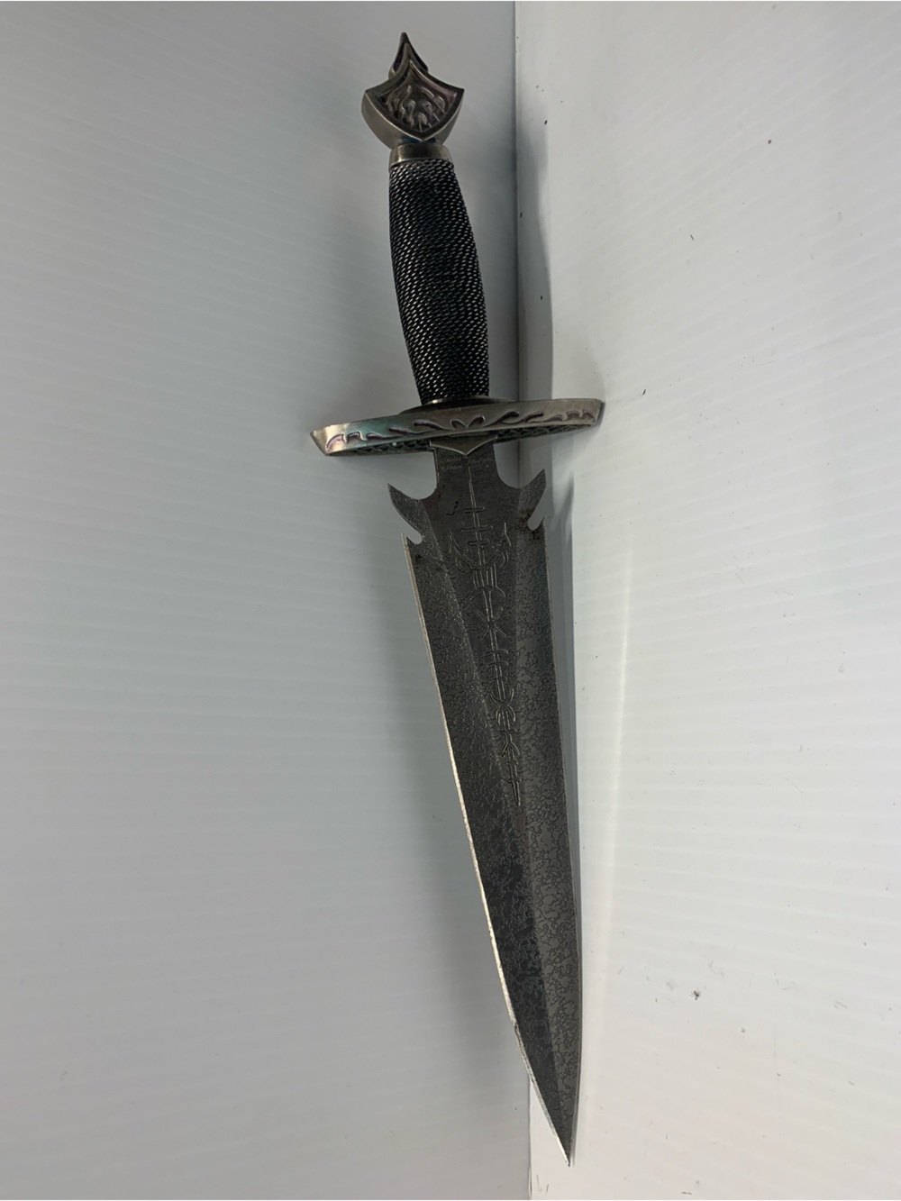 UC1251 Black Decorative Dagger with Textured Grip